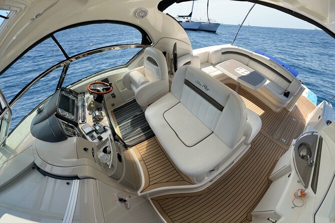 Private Yacht Sea Ray all-inclusive charter in Cabo - The crew is the heart of the outing