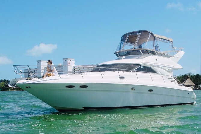 Private Yacht SeaRay 46ft Cancun 25P17 - What the 46-foot SeaRay feels like for a private group