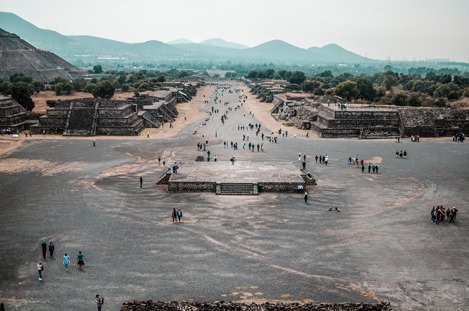 Pyramids of Teotihuacan, Guadalupe Shrine & Tlatelolco Tour - Basilica de Santa Maria de Guadalupe