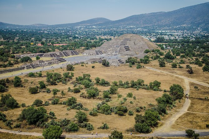 Pyramids of Teotihuacan, Guadalupe Shrine & Tlatelolco Tour - Hotel pickup and the long road out of town