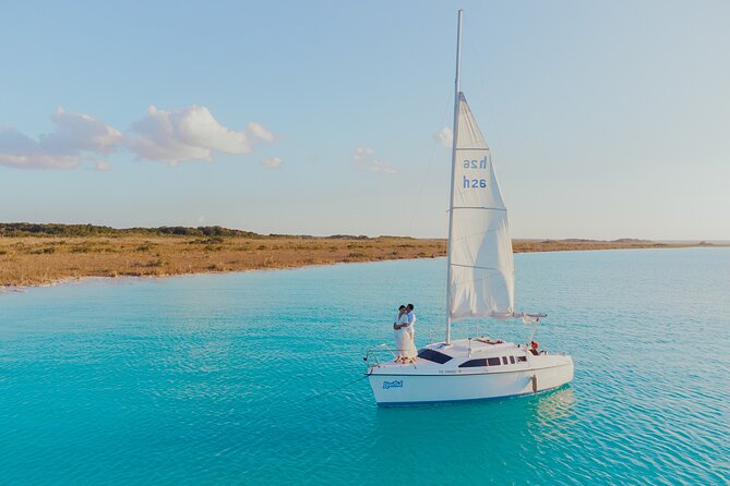 Sailboat tour across the seven colors lagoon in Bacalar - What the crew and group size mean for your day