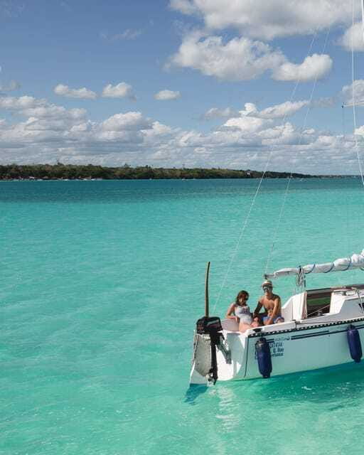 Sailboat tour in the seven colors lagoon of Bacalar - A friendly crew and a simple onboard spread