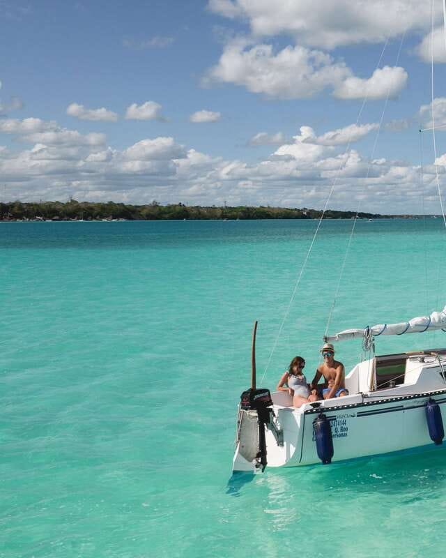 Sailboat tour in the seven colors lagoon of Bacalar - Sailing when Bacalar supplies the wind