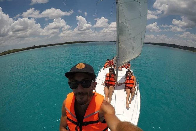 Sailing Tour through the Laguna de los Siete Colores - What the crew does well