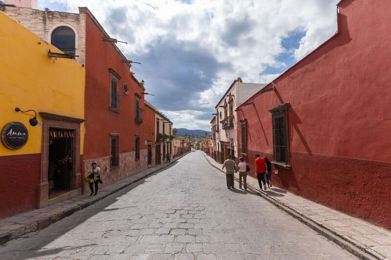 San Miguel: Landmarks and Lunch Walking Tour in English - Churches and downtown landmarks