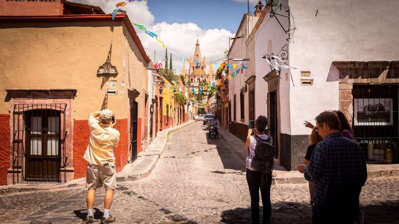 San Miguel: Landmarks and Lunch Walking Tour in English - Why the small group changes the walk
