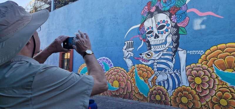 Street Art with an artist - Jalatlaco: murals in a neighborhood setting