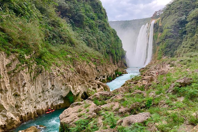 Tamul waterfall and water cave on a wooden canoe - Key points to know before booking