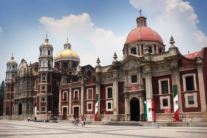 Teotihuacan & Basilica Guadalupe Tour with lunch - Lunch with a pyramid view