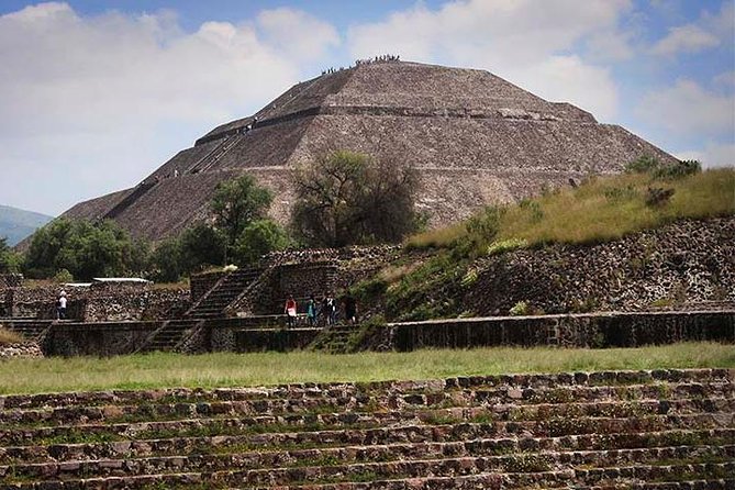 Teotihuacan & Basilica Guadalupe Tour with lunch - Guadalupe Basilica and the Tepeyac tradition