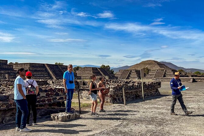 Teotihuacan, Guadalupe Shrine & Tlatelolco Day Tour with Lunch - The bus ride and group size