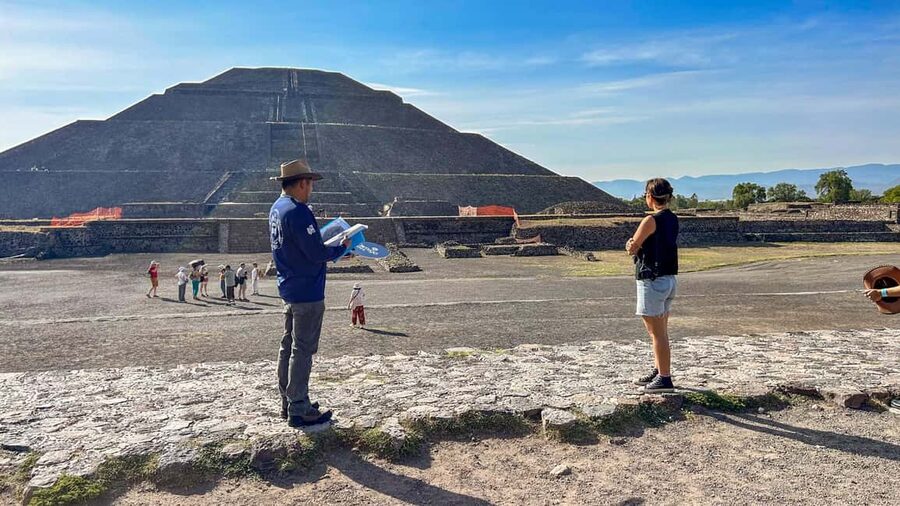 Teotihuacan Pyramids: Guided Tour with Entry Ticket Included - Meeting your guide at Gate 1
