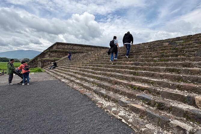Teotihuacan Pyramids VIP Tour without Commercial Stops - The Pyramid of the Moon and your free time