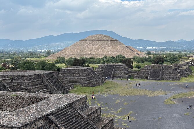 Teotihuacan without obligatory stops. No shops or restaurants. - Guide quality and the right amount of information