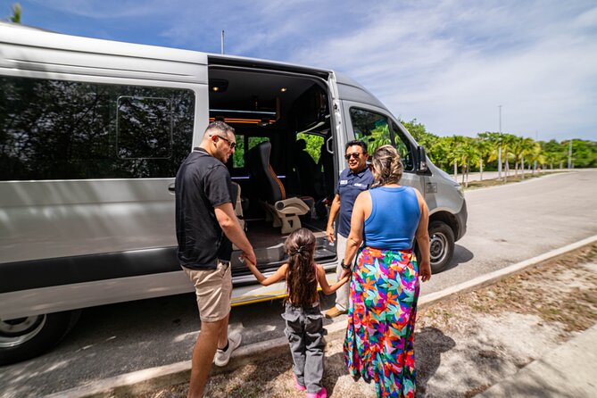 Transporte Privado del aeropuerto de Cancún a Cancún o Riviera - Finding the driver outside the terminal