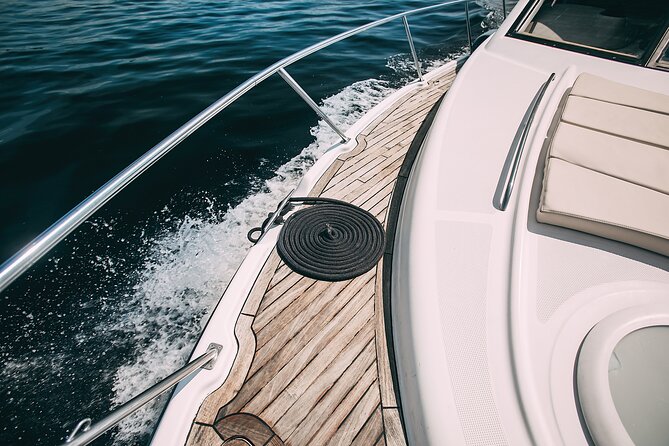 Yacht Meridian 40FT Best Private Rental in Cancun - Crew service and communication